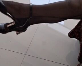 Stepsister Shows Me How To Change Her Panties