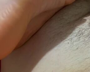 Amica mi tocca il cazzo con i piedi fino a farmi sborrare