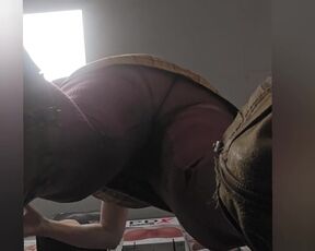 Working MILF Upskirt