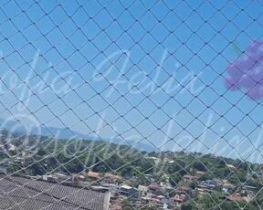 Transando na varanda em baixo do chuveiro